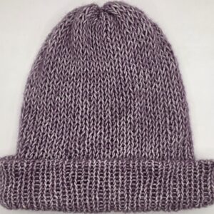 Kézzel kötött duplafalú mályva színű női sapka M-es méret